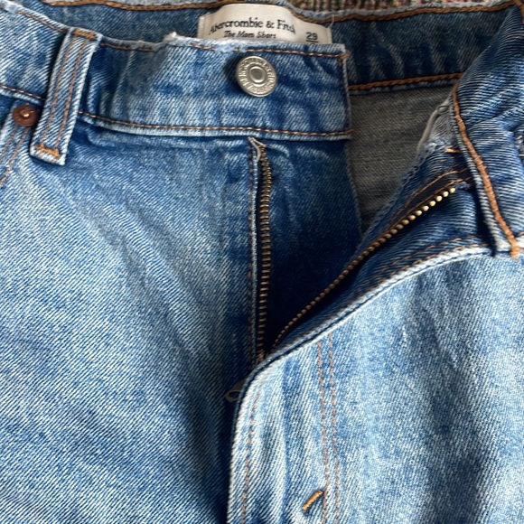 Abercrombie High Rise Mom Short | Medium Destory - Picture 4 of 10